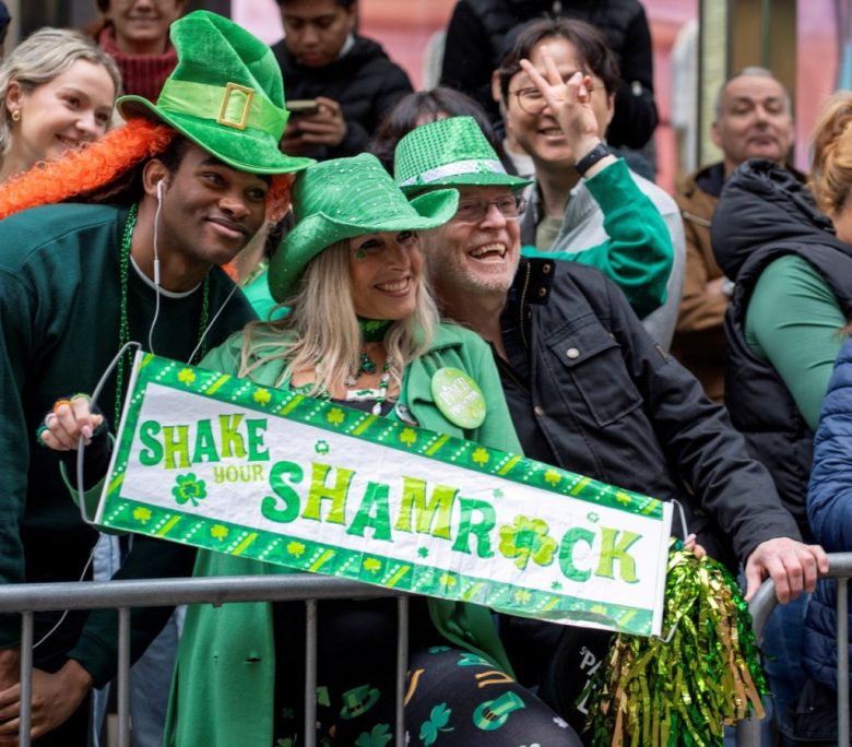 AME9922. NUEVA YORK (ESTADOS UNIDOS), 17/03/2025.- Un grupo de personas asisten al desfile de St Patricks este lunes, en la quinta avenida de Manhattan en Nueva York (Estados Unidos). EFE/ Angel Colmenares