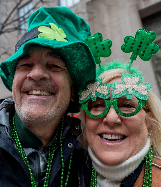 AME9920. NUEVA YORK (ESTADOS UNIDOS), 17/03/2025.- Dos personas participan en el desfile de St Patricks este lunes, en la quinta avenida de Manhattan en Nueva York (Estados Unidos). EFE/ Angel Colmenares