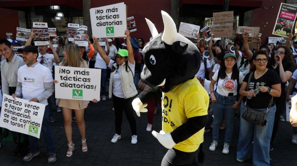 Protesta contra las corridas de toros afuera del Congreso de CDMX