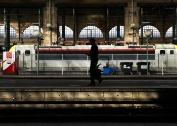 Bomba de la Segunda Guerra Mundial paraliza el servicio de trenes en París, Francia