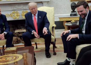 VIDEO: Donald Trump se distrae con los calcetines del vicepresidente J.D. Vance