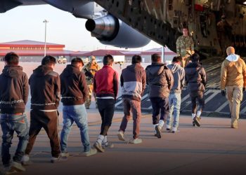 Casa Blanca defiende las deportaciones y desacredita a jueces que que intentan frenarlas