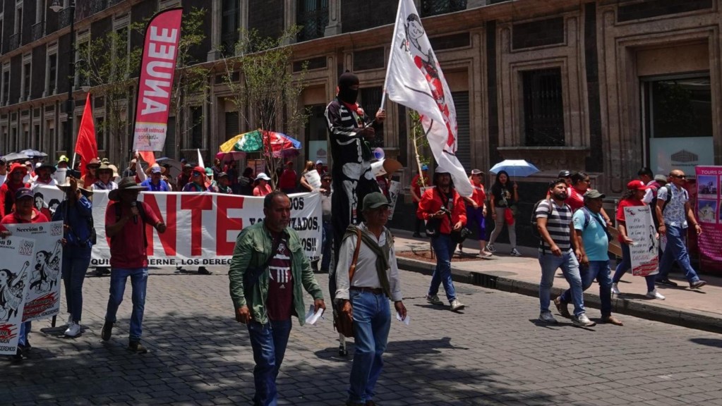 Integrantes de la CNTE se movilizan en la Ciudad de México en rechazo a reformas del Issste.