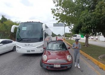 conductora discute chofer autobús