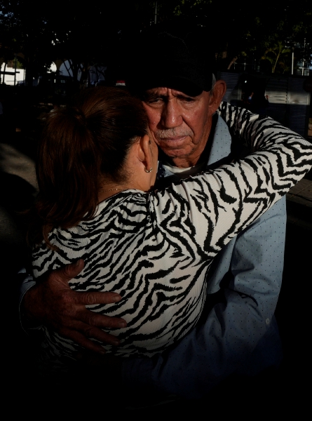 Pese al temor, personas jubiladas salen a bailar a la plaza de Obregón en Culiacán, Sinaloa