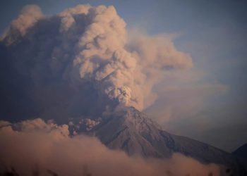 Desalojan a 125 familias por la erupción del volcán de Fuego en Guatemala