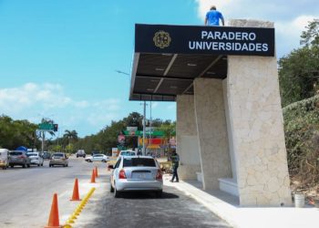 Dignifica Estefanía Mercado paraderos de transporte público de Playa del Carmen
