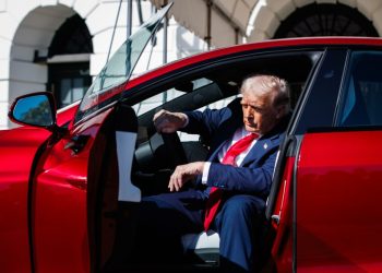 Donald Trump se sube a un Tesla en la Casa Blanca para subrayar su apoyo a Elon Musk