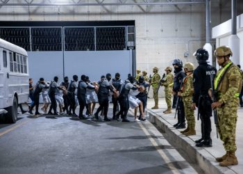 EE.UU. deporta a El Salvador a otros 17 presuntos miembros del Tren de Aragua y MS-13