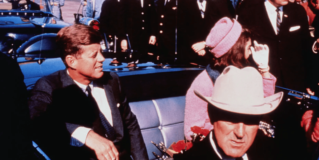 Donald Trump ordenó la publicación de documentos inéditos sobre el magnicidio de de John F. Kennedy, un caso que sigue generando controversia.