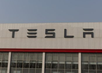 EE.UU. imputa a 3 personas por los ataques contra Tesla y pide hasta 20 años de cárcel