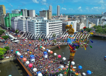El Carnaval de Brasil combate las altas temperaturas con música y brillo