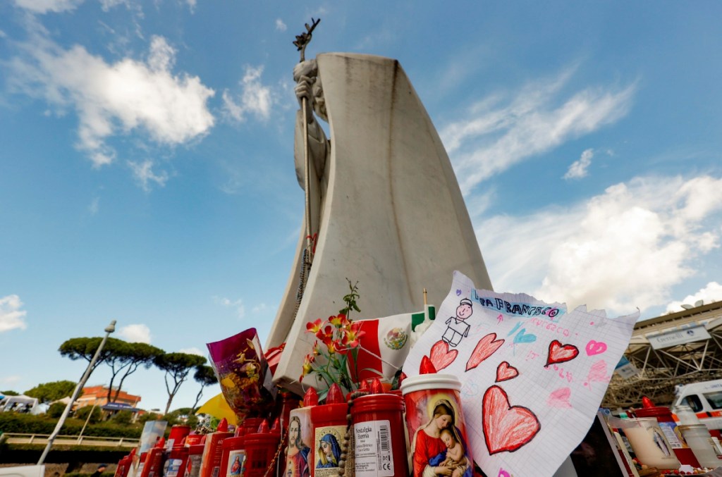 Velas, flores, una bandera de México y mensajes para el papa Francisco, ayer en la estatua de Juan Pablo II