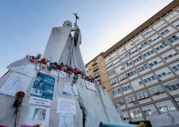 El papa Francisco continúa hospitalizado y con fisioterapia motora