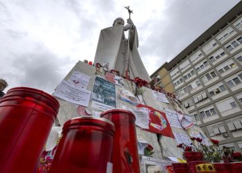El papa Francisco continúa la fisioterapia respiratoria y motora en el hospital Gemelli de Roma
