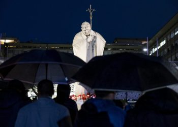 El papa Francisco, “estable”: camina, come por sí solo y hasta bebe café