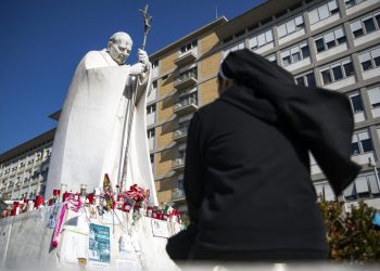 El papa Francisco ha empezado con la fisioterapia motora, dice la Santa Sede
