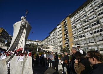 El papa Francisco permanece estable y sigue el tratamiento para la neumonía bilateral