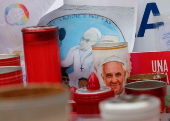 El papa pasa una noche “tranquila” tras 23 días hospitalizado