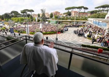 El papa toma decisiones relevantes y delega temas rutinarios en su convalecencia