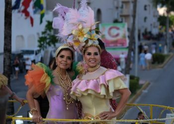 Encabezan Mara Lezama y Chacón el tradicional paseo de Carnaval en Cozumel, junto con más de 50 mil personas