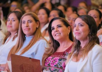 Entrega Mara Lezama tarjetas “Ellas Facturan” en Benito Juárez junto a Ana Paty Peralta para que más mujeres emprendedoras extiendan sus alas