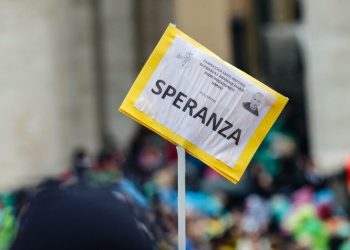 “Es un milagro”: miles de fieles celebran en el Vaticano el alta del papa Francisco