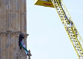 Escala el Big Ben de Londres y baja tras 16 horas de protestar con bandera palestina