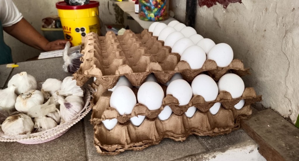 En recorrido por comercios en Progreso y Chicxulub Puerto, los propietarios dijeron que ofrecen los huevos por kilo a su clientela y no por rejas como lo hacen sus proveedores