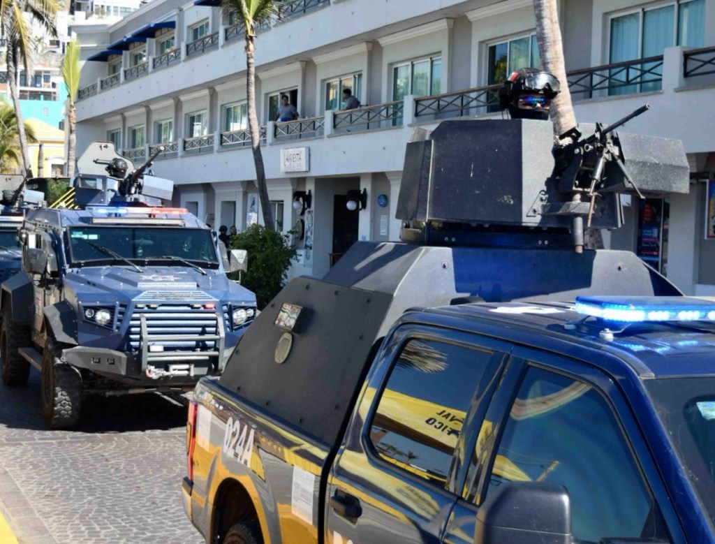 Convoy de la Policía Estatal en el carnaval de Mazatlán. La estrategia de seguridad ha confrontado al narco, más que en el sexenio de AMLO