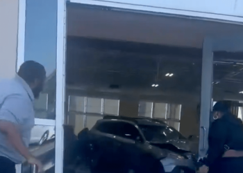 Estrella su vehículo contra agencia de autos en California: 8 heridos (VÍDEO)