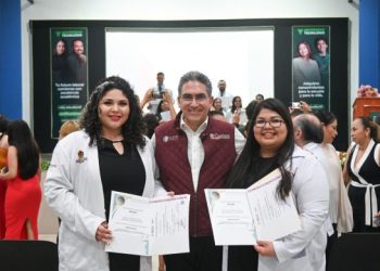 Fortalece Quintana Roo su sistema de salud con la graduación de médicos residentes