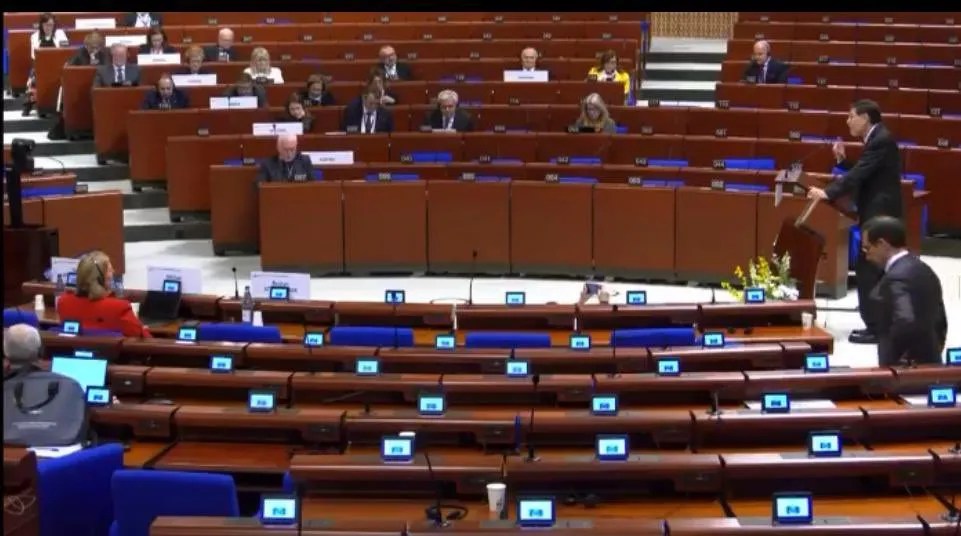 Gerardo Fernández Noroña durante su participación en la Conferencia Europea de Presidentes de Parlamentos en Estrasburgo, Francia.