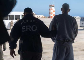 Gobierno de Trump deja de usar aviones militares para deportaciones por su alto costo