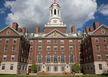 Harvard congela sus contrataciones ante la incertidumbre creada por el gobierno de Trump