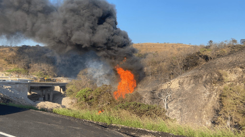 Incendio en ducto de Pemex en Oaxaca