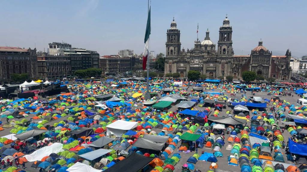 Aproximadamente 15 mil maestros instalaron un campamento en el Zócalo de la Ciudad de México; así inicia plantón de la CNTE