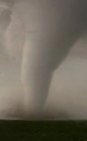 La tormenta generaría tornados desde la costa del Golfo hasta Wisconsin. Arriba, un tornado cerca de Dodge City en 2016