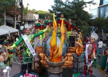 Invade magia del “Carnaval del Pueblo” a Playa del Carmen; miles disfrutan el segundo desfile de carros alegóricos