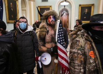 Juez dice que indulto a asaltantes del Capitolio no cubre a hombre que planeó asesinatos al FBI