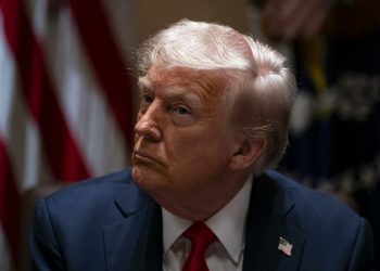 Juez ordena al Gobierno de Trump devolver sus trabajos a miles de empleados despedidos