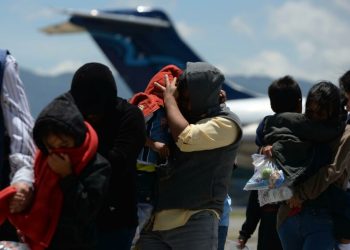 Juez ve “insuficientes” las explicaciones del Gobierno de Trump sobre vuelos a El Salvador