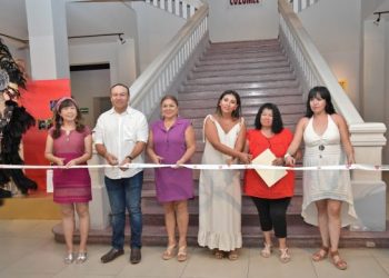 La FPMC enciende de luces moradas e inaugura la exposición “Sentimiento y Pasión” en el Museo de la Isla