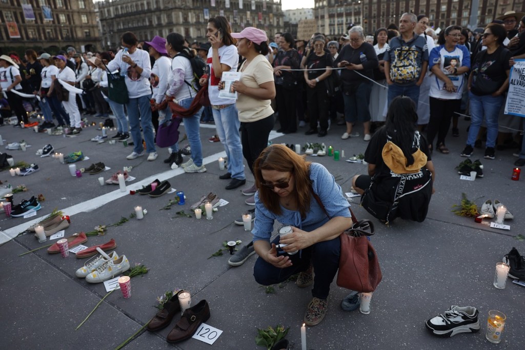 Personas sostienen carteles durante la protesta ‘Luto Nacional’ este sábado 15 de marzo, en las afueras del Palacio Nacional en Ciudad de México, luego del hallazgo de un presunto campo de exterminio y fosas en un rancho en Teuchitlán, Jalisco (Foto de EFE)