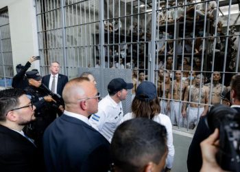 La secretaria de Seguridad de EE.UU. recorre la cárcel salvadoreña con migrantes detenidos