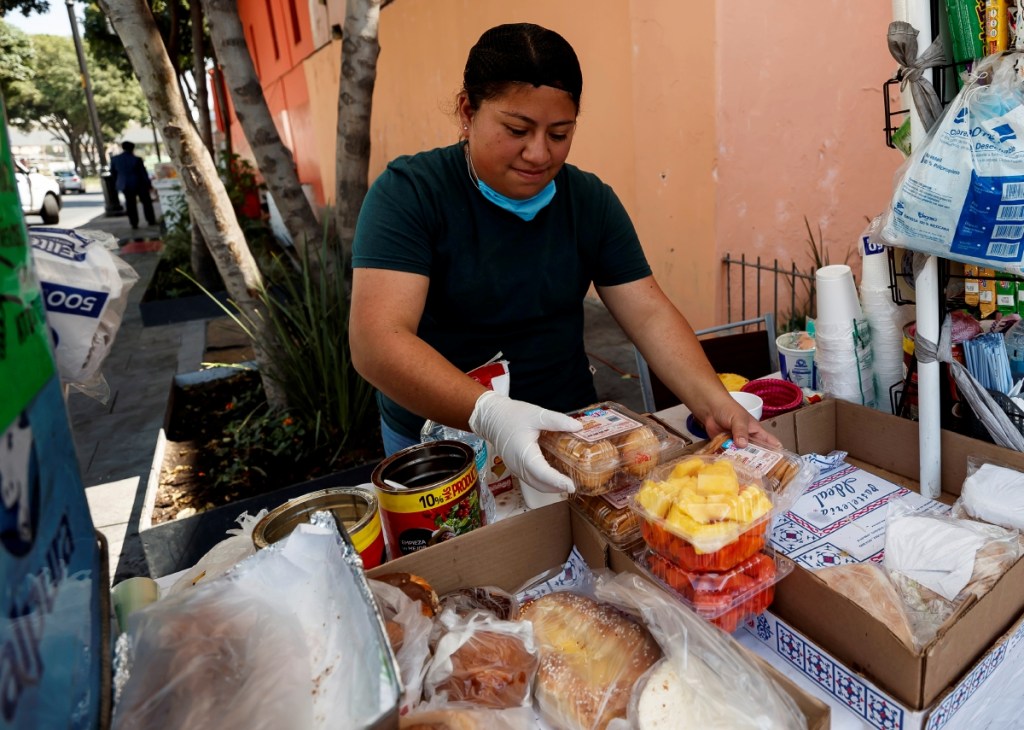 Lizeth Galván vende alimentos en una calle de Ciudad de México