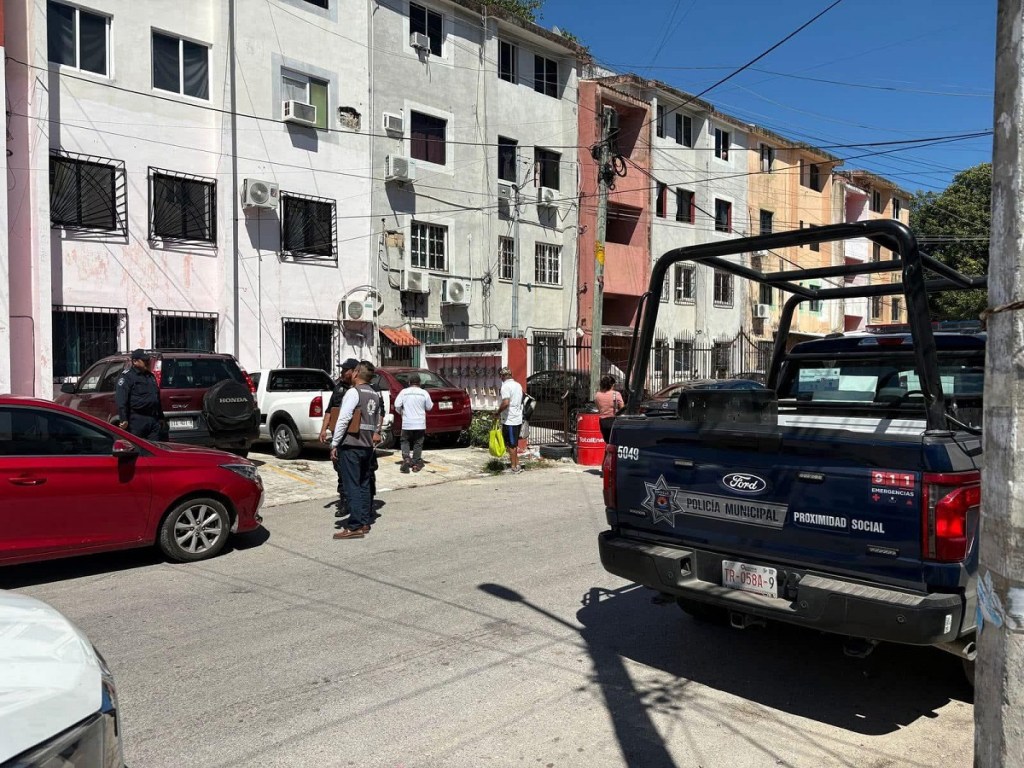 Policías y elementos de la FGE investigan en la zona de Cancún donde habrían lanzado de un edificio a un perrito