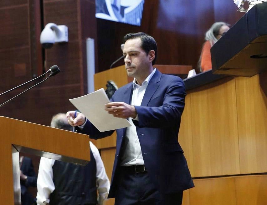 El senador Mauricio Vila Dosal presenta en el Senado una iniciativa para mejorar las condiciones laborales de los policías en México, incluyendo acceso a vivienda y servicios de salud.