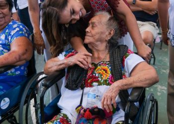 Mejora Mara Lezama calidad de vida de familias en Puerto Morelos, con la entrega de Apoyos del Bienestar