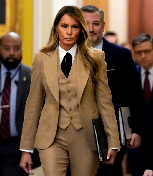 La primera dama Melania Trump, seguida por el senador Ted Cruz y el presidente de la Cámara de Representantes, Mike Johnson, se dirige a su comparecencia de ayer en el Capitolio de los Estados Unidos